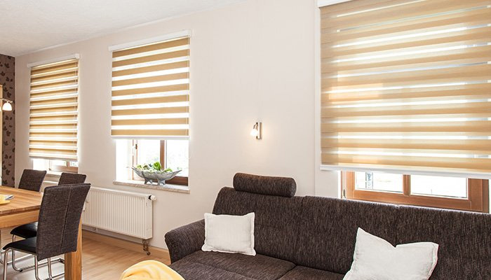 Doppelrollo im Fenster Doppelrollo